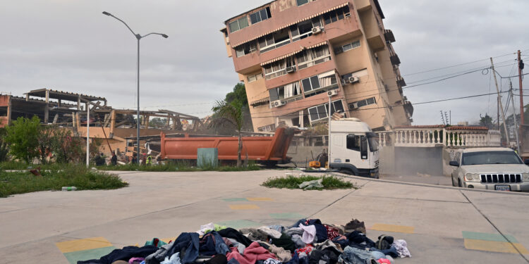 Voces y postales de La Guaira, una ciudad hecha escombros después del doblete sísmico
