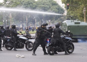 Miércoles de gasear jubilados: el Gobierno gasta $50 millones por operativo para reprimir las marchas