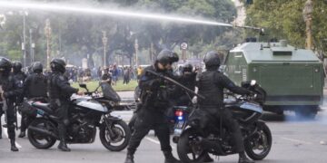Miércoles de gasear jubilados: el Gobierno gasta $50 millones por operativo para reprimir las marchas