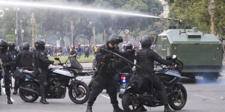 Miércoles de gasear jubilados: el Gobierno gasta $50 millones por operativo para reprimir las marchas