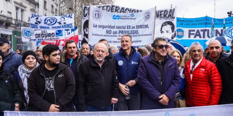 Jubilados volvieron a marchar al Congreso, pero respaldados por CGT, las dos CTA y organizaciones sociales