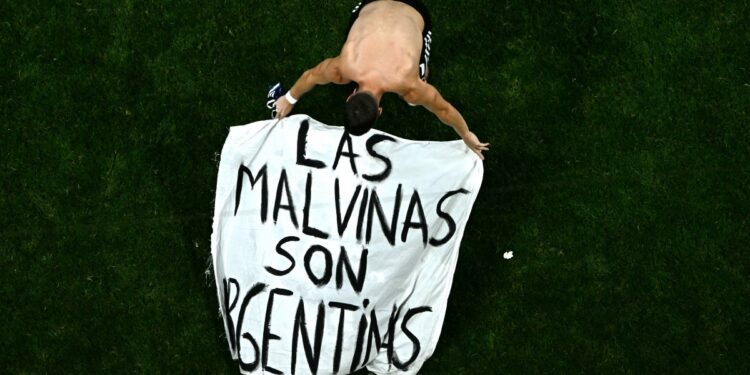 Malvinas, la otra final: la victoria ante Inglaterra golpeó la imagen de Milei en las redes