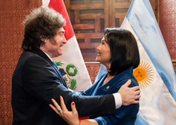 Milei y un anhelo peruano: la estabilidad que entusiasma al Gobierno y el costo social que prefiere no mirar