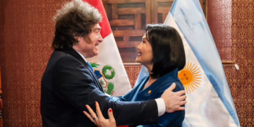 Milei y un anhelo peruano: la estabilidad que entusiasma al Gobierno y el costo social que prefiere no mirar