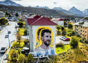 Desde Tierra del Fuego, donde el mundo entero está “en el norte”, sabemos que detrás de la pelota hay una herida abierta