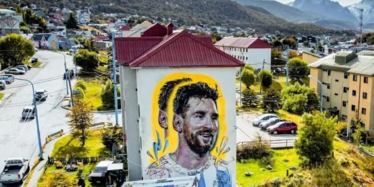 Desde Tierra del Fuego, donde el mundo entero está “en el norte”, sabemos que detrás de la pelota hay una herida abierta
