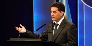 Mientras el gobierno intenta reordenarse, Ravier discutió con los periodistas acreditados