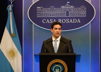 Con Milei en Perú, Ravier volvió a equivocarse: dijo que el 40% de los universitarios son extranjeros