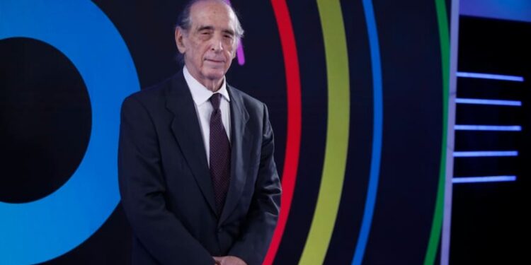 El economista más cercano a Milei alertó por el impacto social de la apertura económica