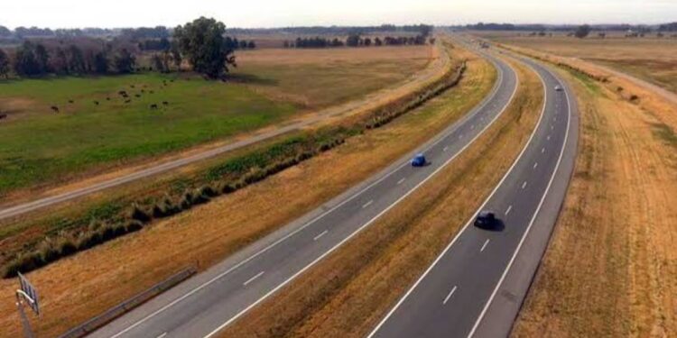 Caputo privatizó otros 1.900 kilómetros de rutas y vuelve más cara la circulación por el país