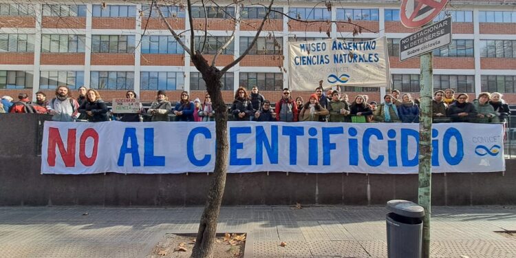 Ciencia y Tecnología ya tienen el presupuesto más bajo desde los ’90 y la «fuga de cerebros» de los 2000
