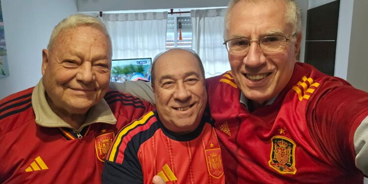 Españoles que hicieron su vida en Argentina: «Hace 60 años que grito los goles de Argentina y España, mi corazón está partido»