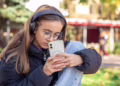 Francia prohíbe que los menores de 15 años tengan redes sociales pero delega la verificación de la edad a las plataformas