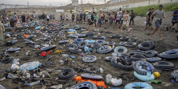 Inmigración masiva y crisis humanitaria en Ceuta, hay 57 muertos