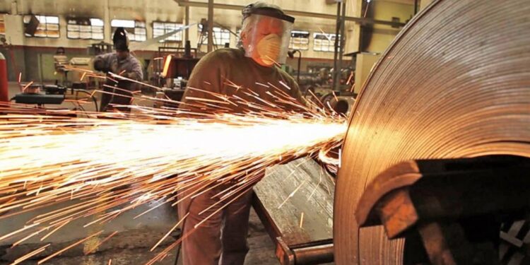 La industria metalúrgica profundizó su crisis: seis de cada diez máquinas permanecen paradas