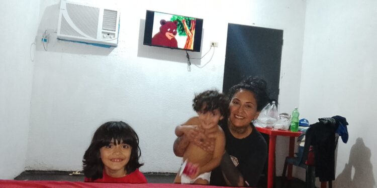 Una familia argentina perdió todo en el sismo y caminó 40 kilómetros hasta Caracas para pedir ayuda