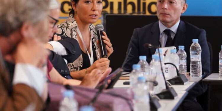 Mayra Mendoza y Gray coinciden en el exterior en medio de la interna del PJ bonaerense