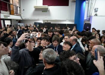 Urgido por retomar contacto con los jóvenes, Milei visitó la ORT en medio de críticas internas