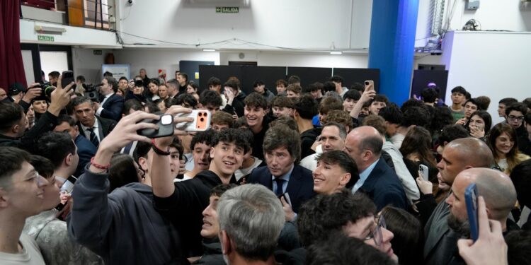 Urgido por retomar contacto con los jóvenes, Milei visitó la ORT en medio de críticas internas