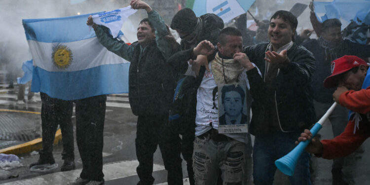 Represión en la marcha contra la Ley de Propiedad Privada: los argentinos resisten la extranjerización de la tierra
