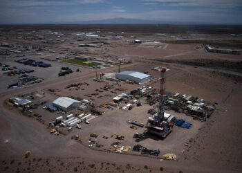 Sturzenegger prevé una gran ola migratoria hacia zonas petroleras, pero Añelo, en Vaca Muerta, ya desborda