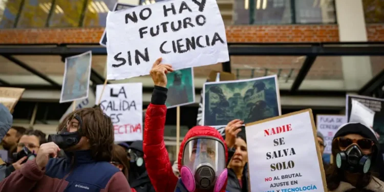 Científicos marchan contra el ajuste de Milei y por las becas del CONICET