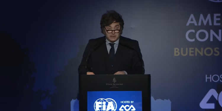 Milei encabezó un congreso internacional de automovilismo: «Queremos ver a Colapinto en Argentina»