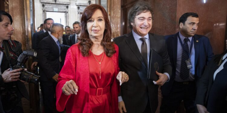 Milei volvió a descartar auxilio para el endeudamiento familiar y desmintió un pacto con CFK