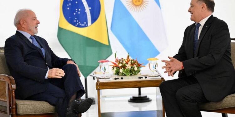 En medio de la crisis con Brasil, Milei comenzó una gira por Ecuador y Colombia