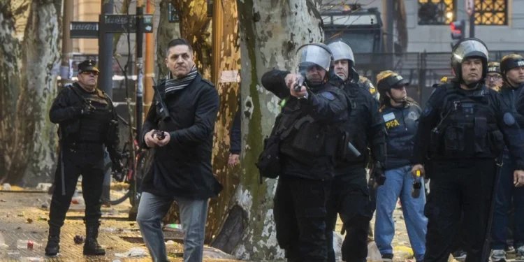 El comisario Gauna, de la Federal, disparando vestido de civil sin la placa a la vista. Foto: Kaloian Santos Cabrera