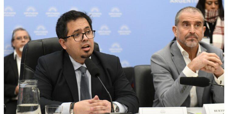 Entre gritos y con la retirada del peronismo, LLA obtuvo dictamen para la reforma del BCRA