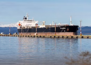 Melella denunció el amarre de un buque petrolero británico en Ushuaia autorizado por Nación