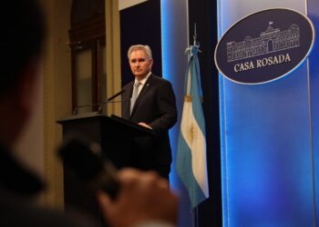 Milei divide su agenda exterior entre la visita del papa y la pelea con Brasil