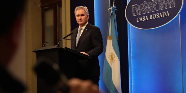 Milei divide su agenda exterior entre la visita del papa y la pelea con Brasil