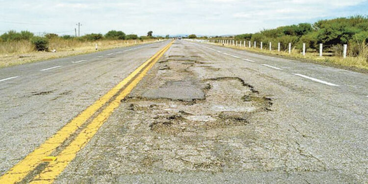 El Gobierno no destina la recaudación del impuesto a los combustibles a las obras viales