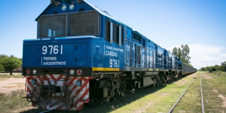 Milei avanza con la privatización de los trenes de carga y entrega una red de 8.000 kilómetros