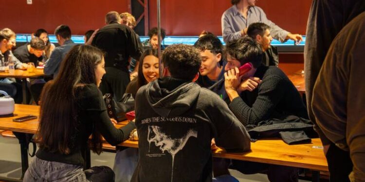 «Estar en pareja es un quilombo»: los jóvenes quieren formar familia, pero les genera estrés vincularse