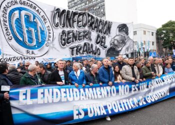 Kicillof responsabilizó a Milei por el endeudamiento familiar y avanzó contra las billeteras virtuales
