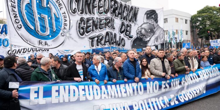 Kicillof responsabilizó a Milei por el endeudamiento familiar y avanzó contra las billeteras virtuales