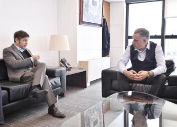 Kicillof cruzó a Uruguay, se reunió con Orsi y llamó a “organizar el desánimo” contra Milei