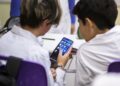 Reclaman la implementación de la ley que limita el uso de celulares en las escuelas bonaerenses