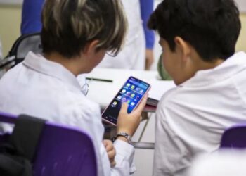 Reclaman la implementación de la ley que limita el uso de celulares en las escuelas bonaerenses