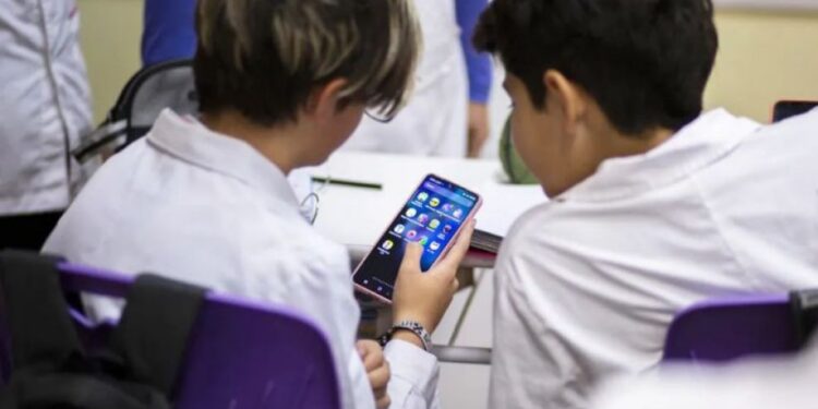 Reclaman la implementación de la ley que limita el uso de celulares en las escuelas bonaerenses