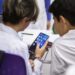 Reclaman la implementación de la ley que limita el uso de celulares en las escuelas bonaerenses