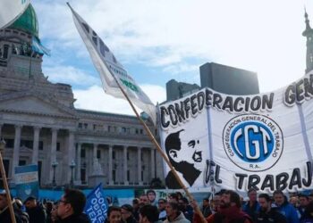 El endeudamiento de las familias llega a la calle y escala en la agenda política bonaerense