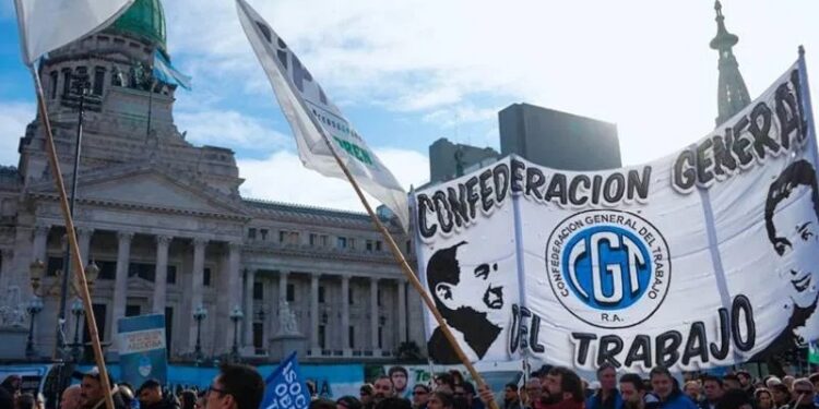 El endeudamiento de las familias llega a la calle y escala en la agenda política bonaerense