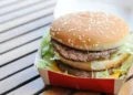 El peso argentino está sobrevaluado, según el Índice Big Mac