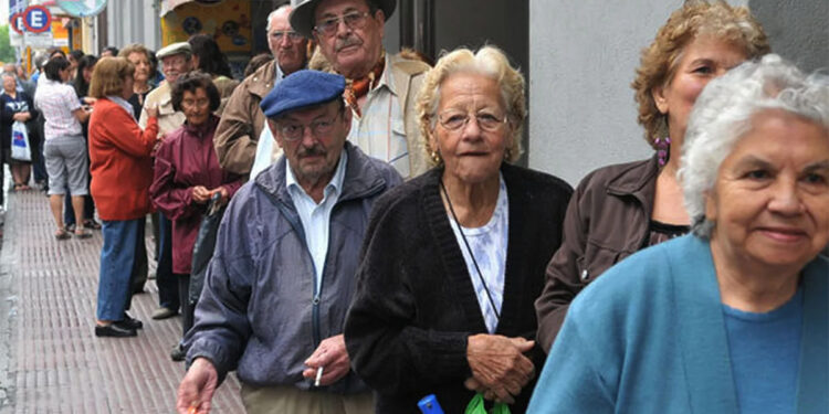 Más del 40% de los hogares con adultos mayores tiene ingresos insuficientes: el peor nivel en diez años