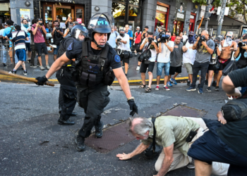 Denuncias y críticas contra la brutal represión frente al Congreso