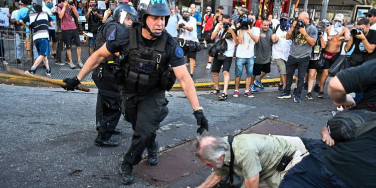 Denuncias y críticas contra la brutal represión frente al Congreso